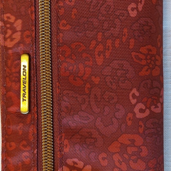 Travelon RFID Blocking Wallet Wristlet Burgundy NEW - Picture 2 of 14